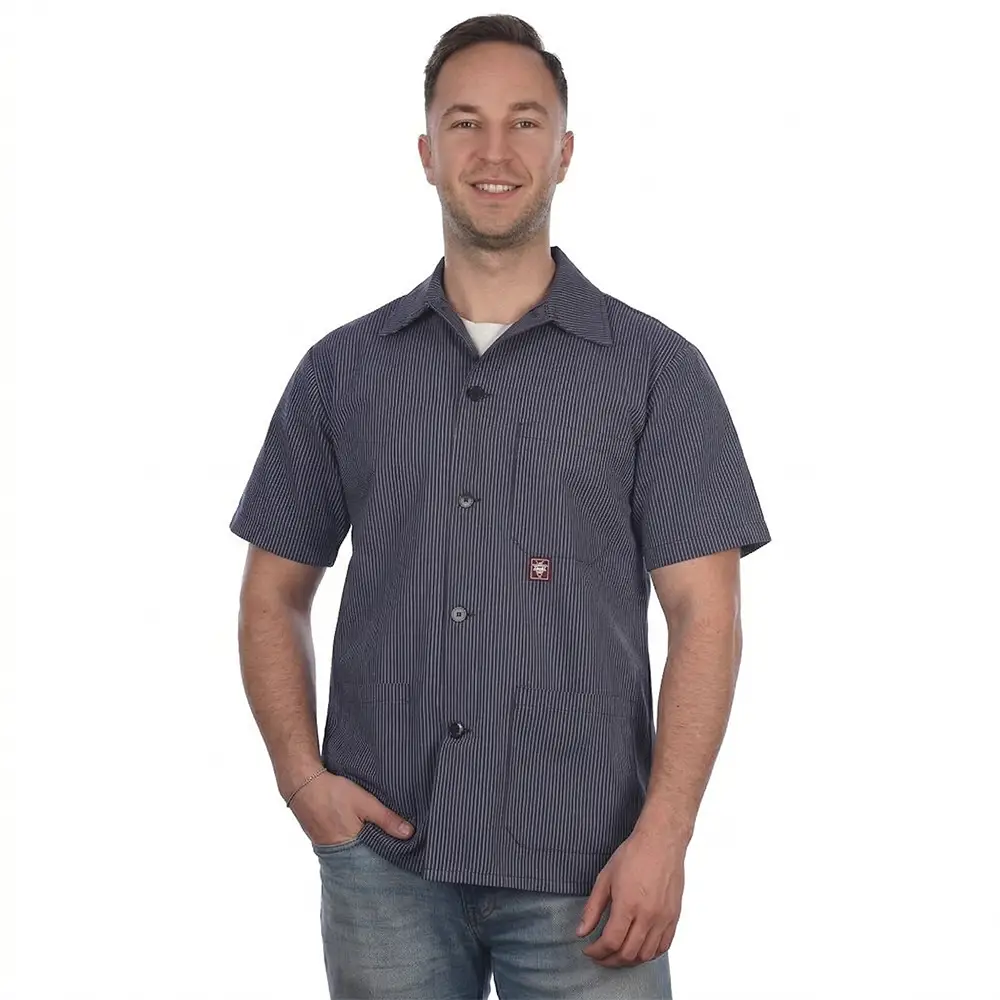 Mann in kurzärmligem Winzerhemd-Freiheithemd