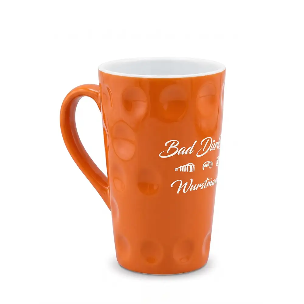 Detailaufnahme der orangefarbenen Keramik-Dubbetasse mit Wurstmarkt-Logo