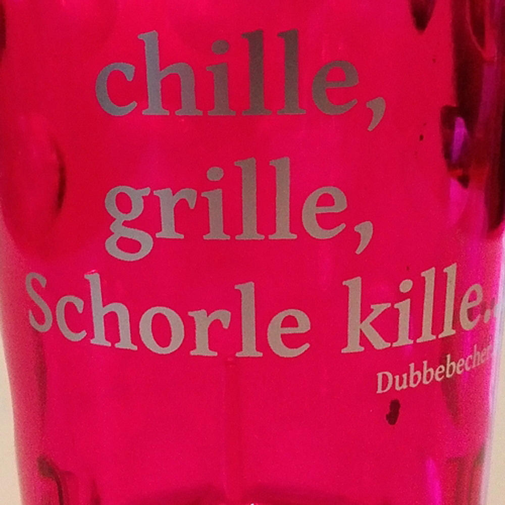 Dubbeglas mit Aufdruck: "chille, grille, Schorle kille", pink