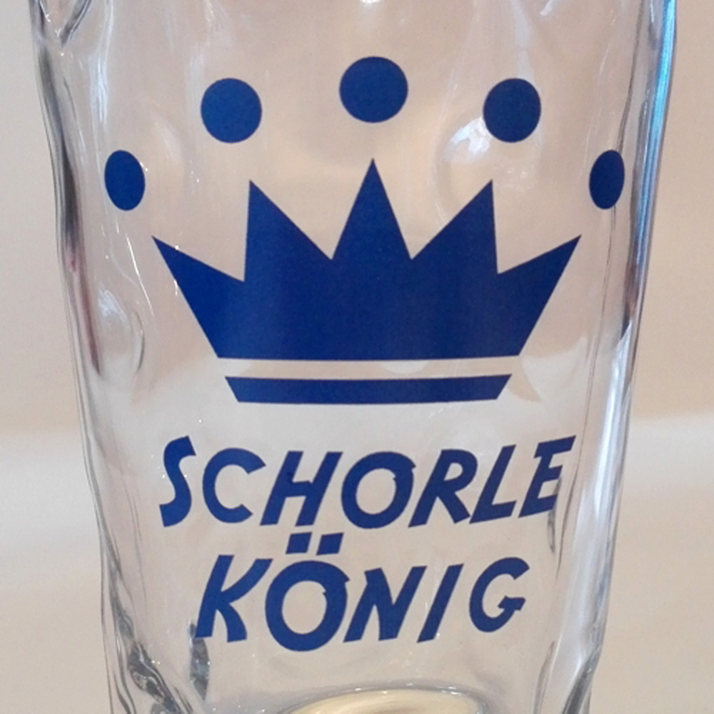 Dubbeglas mit Aufdruck: "Schorle König" in blau, 0,5 Liter Nahaufnahme
