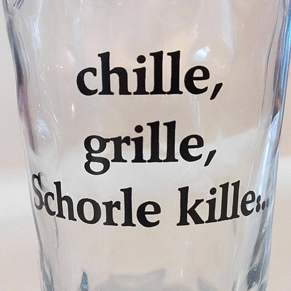 Dubbeglas mit Aufdruck: "chille, grille, Schorle kille", 0,5 Liter Nahaufnahme